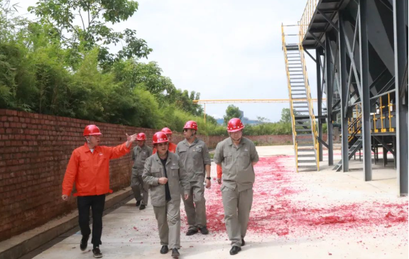 貴鋼集團(tuán)桂寶特鋼有限公司于10月12日舉行了全新的氧化鋅生產(chǎn)線點(diǎn)火儀式，標(biāo)志著這一環(huán)保工程正式啟動(dòng)。點(diǎn)火儀式上，貴鋼集團(tuán)桂寶特鋼有限公司領(lǐng)導(dǎo)覃北釗、張林立、武云昆、黃家永、蔣新宇、姜興建、黃秋榮等出席，共同見(jiàn)證了這一重要時(shí)刻。