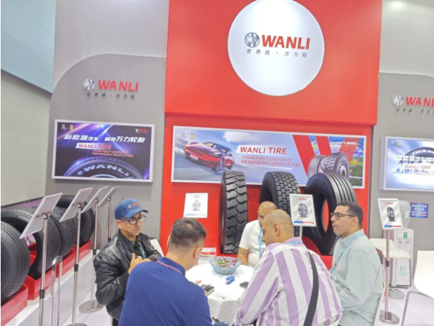 此次廣交會上，萬力輪胎展示了旗下的四大輪胎品牌，包括WANLI、SUNNY、APTANY和MILEVER，并推出了多款熱銷產品，如SU115、SU009和RU306EV等。其中，高性能運動型豪華SUV輪胎RU306EV和全新AT旗艦產品SU009備受觀眾矚目。