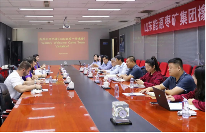 接下來，雙方就深化合作的相關(guān)事宜進行了深入交流與討論。  宋二華表示，豐源輪胎公司將盡最大努力為Cantu公司提供更高品質(zhì)的產(chǎn)品和更優(yōu)質(zhì)的服務。他希望這次交流成為雙方進一步加強合作與發(fā)展的契機，實現(xiàn)互利共贏。