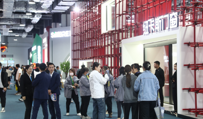 第一天，也就是10月12日，中國建博會(huì)(臨朐)以及中國(臨朐)家居門窗博覽會(huì)正式拉開帷幕。協(xié)會(huì)代表團(tuán)應(yīng)邀參加了開幕式，并親臨展會(huì)現(xiàn)場，積極參觀了各個(gè)展位。這次臨朐家居門窗博覽會(huì)集結(jié)了門窗產(chǎn)業(yè)鏈上、中、下游的700多家知名品牌企業(yè)，占地5.2萬平方米，展示了包括系統(tǒng)門窗、全鋁家居等在內(nèi)的10多個(gè)門類產(chǎn)品。這一盛會(huì)可謂是對(duì)華東地區(qū)家居門窗行業(yè)全產(chǎn)業(yè)鏈產(chǎn)品布局的生動(dòng)展示，呈現(xiàn)出該地區(qū)門窗市場的繁榮和潛力。