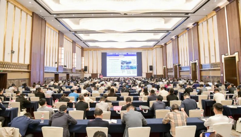 在當(dāng)前經(jīng)濟(jì)轉(zhuǎn)型、科技創(chuàng)新與生態(tài)文明建設(shè)不斷深入推進(jìn)的大背景下，粉末涂裝行業(yè)已深受關(guān)注。本次論壇匯聚了來(lái)自行業(yè)上下游近300家單位的500余名嘉賓代表，為廣大與會(huì)者提供了一個(gè)熱烈的交流與互動(dòng)平臺(tái)。