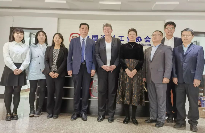 So<i></i>nja Schulte女士表示，她完全贊同劉普軍會(huì)長(zhǎng)的看法，并表示文森公司對(duì)中國(guó)涂料行業(yè)懷有深厚的感情，希望與中國(guó)合作伙伴進(jìn)一步深化合作，開(kāi)展更多涉及中國(guó)涂料行業(yè)的業(yè)務(wù)。