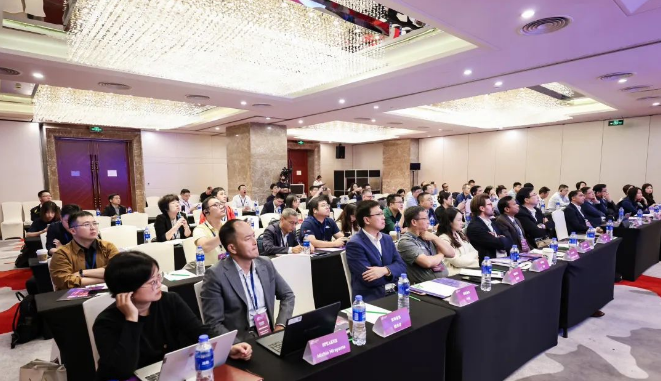 本次峰會(huì)匯聚了汽車、輪胎以及產(chǎn)業(yè)鏈上下游的經(jīng)銷商和原材料供應(yīng)商，共同探討了輪胎行業(yè)的可持續(xù)發(fā)展、循環(huán)經(jīng)濟(jì)、最新趨勢(shì)、技術(shù)創(chuàng)新、安全法規(guī)，以及非公路輪胎的趨勢(shì)和挑戰(zhàn)等一系列熱點(diǎn)話題。