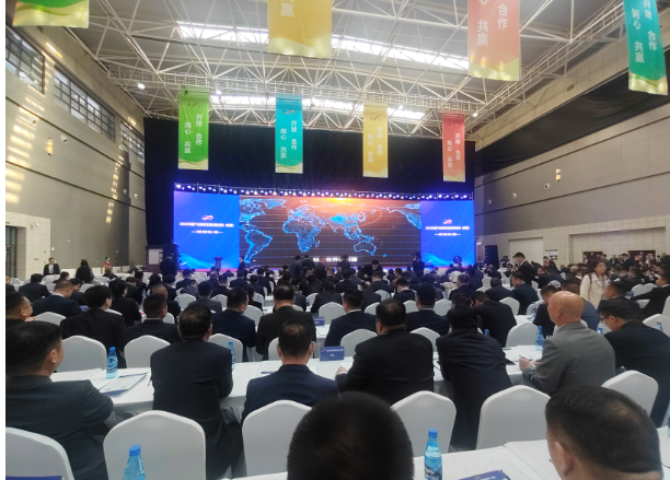 2023中國產(chǎn)業(yè)轉(zhuǎn)移發(fā)展對接活動(新疆)在昌吉市盛大開幕，這一活動的主題為“開放、合作、同心、共贏”。輪臺縣人民政府黨組成員、副縣長嵇重峰帶領縣商工局、招商服務局中心及11家企業(yè)15人參加活動，在會上，成功簽約了2個重要項目，合同金額高達30.5億元。