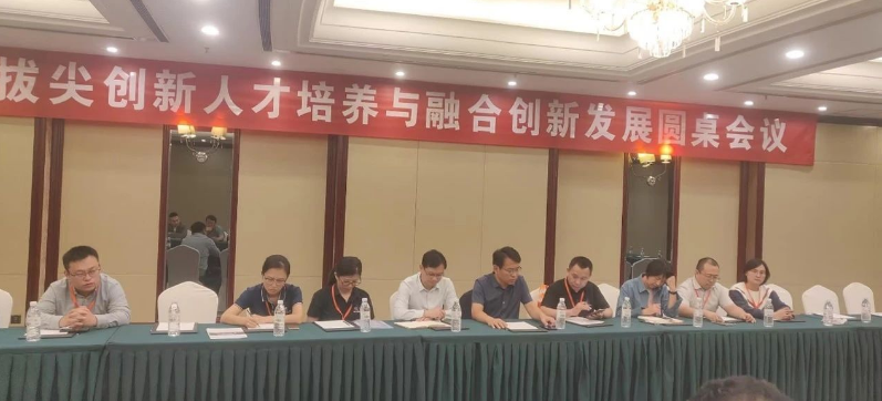 此外，論壇期間還召開了“拔尖創(chuàng)新人才培養(yǎng)與融合創(chuàng)新發(fā)展圓桌會議”，孫洪廣黨委書記主持了會議。與會代表，包括橡膠教研室的老師、知名企業(yè)家以及技術骨干等30余人，共同討論了學校卓越工程師培養(yǎng)模式、新型人才培養(yǎng)方案修訂、實訓基地建設等議題。通過激烈的討論，會議形成了10余條有益的建議。孫洪廣總結表示，學校和企業(yè)將繼續(xù)發(fā)揮各自的優(yōu)勢，拓寬合作領域，未來在學科建設、教育培訓和科研合作等方面深化合作，為橡膠行業(yè)的高質量發(fā)展提供有力的支持。