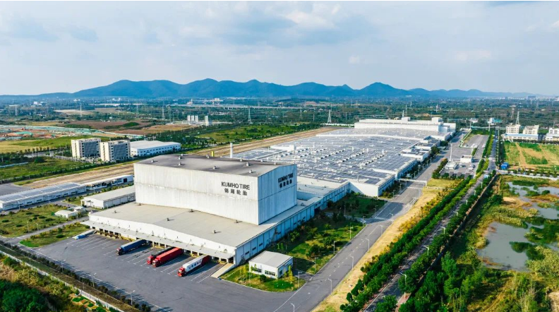 全球知名輪胎制造商錦湖輪胎于10月17日在南京工廠隆重舉行“數(shù)智錦湖、重返巔峰”開放日活動。活動現(xiàn)場，錦湖輪胎中國董事長楊洵等高層領(lǐng)導(dǎo)親臨，共同主持南京工廠光伏發(fā)電及輪胎標(biāo)簽測試中心的啟用儀式。