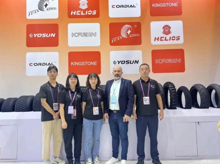 廣交會自1957年創(chuàng)立以來一直被視為中國對外開放的窗口，為中國制造、中國企業(yè)和中國品牌的國際化出口做出卓越貢獻(xiàn)。遠(yuǎn)星輪胎在本次展會上攜帶了“YUAN XING”、“HELIOS”、“CORDIAL”、“KINGSTONE”、“KRAIN”和“YOSUN”等六大品牌的全系列產(chǎn)品，各類高品質(zhì)、高性能輪胎受到了觀眾一致好評，展會現(xiàn)場人氣爆棚，吸引了眾多海外商家前來洽談合作，為遠(yuǎn)星輪胎海外市場銷量持續(xù)迅速增長埋下眾多希望。