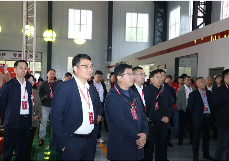 合作升級(jí)方面，大連軟控計(jì)劃與大連寶鋒機(jī)器制造有限公司加強(qiáng)合作，致力于在核心技術(shù)、鑄造工藝和精度等方面深入研究，以提升產(chǎn)品質(zhì)量。同時(shí)，他們還將擴(kuò)大合作領(lǐng)域，積極開拓新的領(lǐng)域，如化工和新材料等。