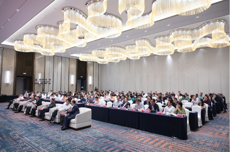 本次會(huì)議特別開(kāi)辟了生物基材料板塊，在會(huì)議上共有5個(gè)生物基材料報(bào)告，分別是《生物基稻殼灰工藝白炭黑》、《生物基新型防老劑在TBR中的應(yīng)用》、《生物基橡膠防老劑推動(dòng)綠色橡膠助劑新發(fā)展》、《生物基聚氨酯多元醇的開(kāi)發(fā)和應(yīng)用推廣》、《生物基增塑劑填充可降解聚酯橡膠材料研究》，“雙碳”背景下，如何減碳降排，生物基材料的報(bào)告給行業(yè)帶來(lái)了很大的影響。