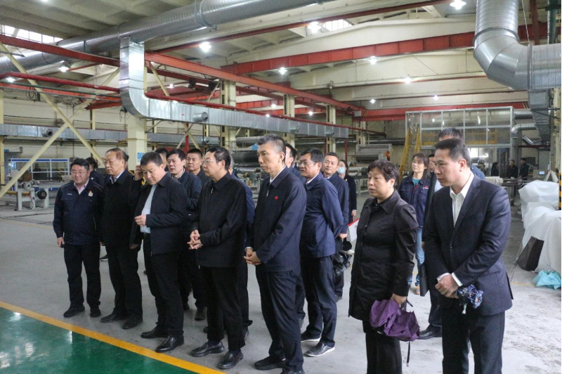 全國(guó)政協(xié)常委、陜西省政協(xié)副主席范九倫一行于10月18日前往陜西延長(zhǎng)石油西北橡膠有限公司，就“強(qiáng)化關(guān)中地區(qū)大氣污染治理”進(jìn)行了深入的民主監(jiān)督調(diào)研。咸陽(yáng)市政協(xié)黨組書記、主席李曉靜也同行參與了此次調(diào)研。延長(zhǎng)石油集團(tuán)副總經(jīng)理李軍、西橡公司總經(jīng)理兼黨委副書記張航偉，以及副總經(jīng)理寧博等公司高層也積極參與了此次調(diào)研活動(dòng)。