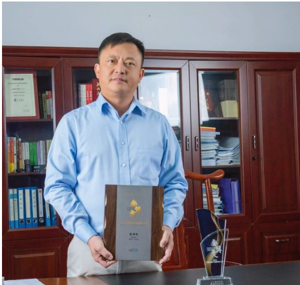 由蓋世汽車主辦的2023年第五屆“金輯獎”頒獎盛典于10月19日在上海盛大舉行。在這個備受矚目的汽車行業(yè)盛事中，中鼎股份夏迎松董事長榮獲“中國汽車產(chǎn)業(yè)年度影響力人物獎”，而中鼎股份則憑借其卓越的空氣懸掛系統(tǒng)和底盤輕量化系統(tǒng)，喜獲“中國汽車新供應(yīng)鏈百強獎”。