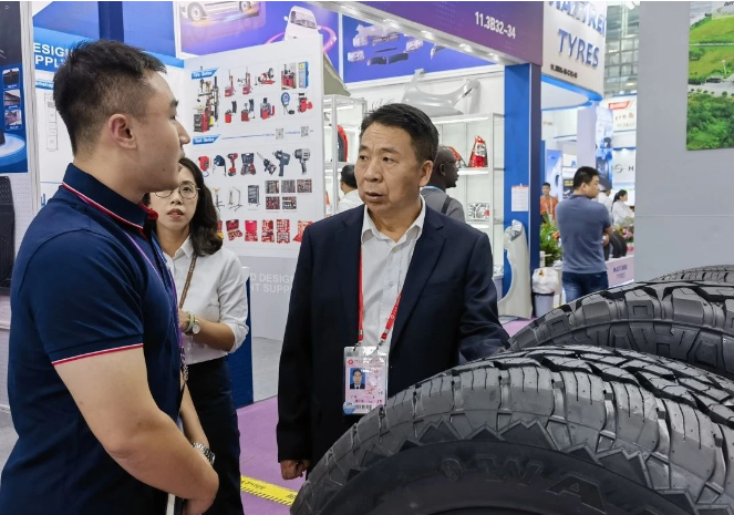 萬力輪胎的展位在展會期間接待了200余位海外客商，展示了他們的創(chuàng)新和領(lǐng)先地位。此外，廣州工控黨委書記、董事長周千定以及黨委委員、副總經(jīng)理謝勇等集團(tuán)領(lǐng)導(dǎo)也前來萬力輪胎展位進(jìn)行參觀指導(dǎo)。周董表示，萬力輪胎應(yīng)當(dāng)充分利用廣交會這一平臺，積極獲取友商信息，以加強(qiáng)市場開拓和提升市場占有率，爭取早日實(shí)現(xiàn)百億目標(biāo)。