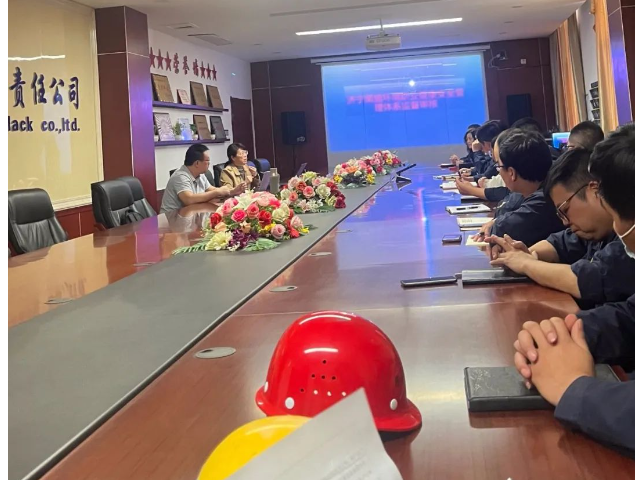 濟寧黑貓?zhí)亢谟邢挢熑喂居?0月16日至10月19日進行了環(huán)境職業(yè)健康安全管理體系年度監(jiān)督審核。此次審核是由華中國際認證機構(gòu)派遣兩名資深審核專家組成的審核團隊進行的，他們通過文件審查和實地考察，全面審查了公司管理體系的運行情況。