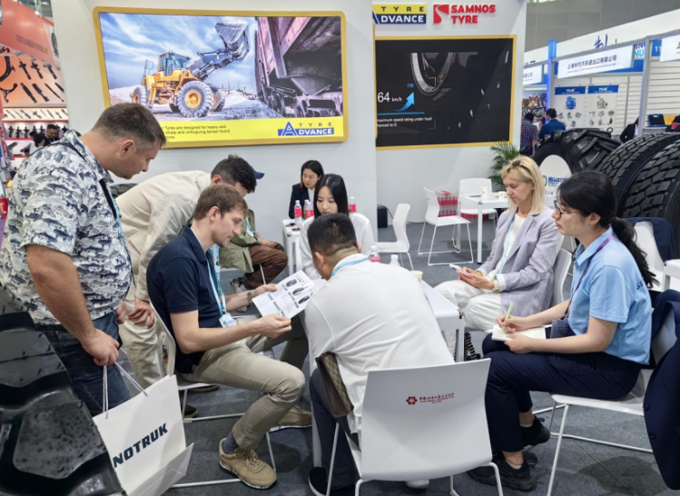 盡管2023年全球經(jīng)濟(jì)依然不樂觀，但貴州輪胎的產(chǎn)品依舊備受客戶關(guān)注。展會期間，貴州輪胎展位接待了來自美國、澳大利亞、智利、阿根廷、巴西、烏茲別克斯坦、塔吉克斯坦、塞爾維亞、肯尼亞、津巴布韋、坦桑尼亞、菲律賓等數(shù)十個國家的客戶，總計超過300批次，線上線下獲得的意向訂單達(dá)到了5000萬美元。