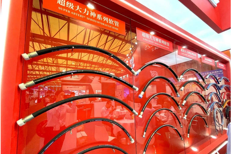 利通科技將產(chǎn)品創(chuàng)新的重心放在“低彎曲、高壓力、長(zhǎng)壽命、多功能”上，特別注重橡膠軟管和傳動(dòng)聯(lián)結(jié)件等領(lǐng)域的技術(shù)創(chuàng)新。公司還著力培育專精特新項(xiàng)目，致力于為工程機(jī)械提供關(guān)鍵核心零部件和一站式解決方案。