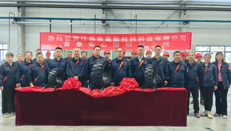 江蘇東昊橡膠有限公司成立于2011年，新工廠東昊新材料的總投資額達(dá)到了30億元。一期項(xiàng)目計(jì)劃于2022年12月建成并投產(chǎn)，預(yù)計(jì)將實(shí)現(xiàn)年產(chǎn)100萬套農(nóng)業(yè)子午胎、60萬套工業(yè)實(shí)心胎、30萬套工程胎以及200萬套工業(yè)特種胎的生產(chǎn)規(guī)模。