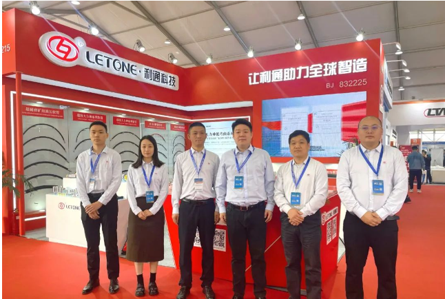 其中，定制化外覆層超耐磨礦用軟管采用高分子材料外覆層，經(jīng)過(guò)2000次往復(fù)磨耗試驗(yàn)，質(zhì)量毫無(wú)損失，符合GB/T12721-2007標(biāo)準(zhǔn)。另一方面，超級(jí)大力神低彎曲系列軟管以其低于ISO 18752C類標(biāo)準(zhǔn)34%的最小彎曲半徑、高壓力、以及100萬(wàn)次脈沖次數(shù)的長(zhǎng)壽命脫穎而出。這一系列軟管還配備了利通自研軟管接頭和氫化丁腈密封件，具有出色的耐久性。