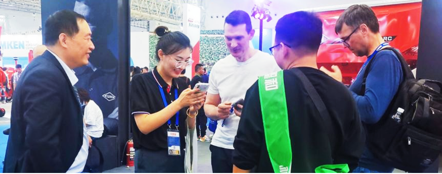 據(jù)悉，玲瓏輪胎在展會上展示了其全系列農(nóng)業(yè)子午胎和農(nóng)業(yè)斜交胎產(chǎn)品，產(chǎn)品廣泛應(yīng)用于拖拉機(jī)輪胎、聯(lián)合收割機(jī)輪胎、拖車輪胎、打捆機(jī)輪胎等現(xiàn)代農(nóng)業(yè)領(lǐng)域。其豐富的產(chǎn)品系列和卓越的性能吸引了眾多參展者的目光。這些產(chǎn)品以高牽引力、高穩(wěn)定性和高舒適性而聞名，得到了眾多農(nóng)機(jī)裝備制造商、經(jīng)銷商以及終端用戶的高度認(rèn)可。