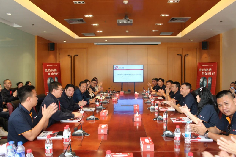 延長(zhǎng)橡膠公司總經(jīng)理助理王國(guó)強(qiáng)、海外銷售部經(jīng)理李丹以及西橡公司總經(jīng)理張航偉熱情地接待了遠(yuǎn)道而來(lái)的海外客戶。隨后，他們與技術(shù)和業(yè)務(wù)團(tuán)隊(duì)一同參加了與海外代表團(tuán)的座談會(huì)。張航偉向客戶介紹了公司的發(fā)展規(guī)劃，強(qiáng)調(diào)公司將以市場(chǎng)和客戶為中心，持續(xù)提升產(chǎn)品和服務(wù)質(zhì)量，優(yōu)化運(yùn)輸結(jié)構(gòu)，降低成本，改善客戶體驗(yàn)，以建立持續(xù)穩(wěn)定的合作關(guān)系。