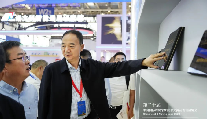 踏歌智行的高級副總裁胡團(tuán)結(jié)分享了他們的"露天礦無人駕駛運輸關(guān)鍵技術(shù)及應(yīng)用"。他表示，他們一直在不斷改進(jìn)產(chǎn)品，提供安全、綠色、高效、經(jīng)濟(jì)的無人運輸服務(wù)，從而使采礦更加安全和智能。