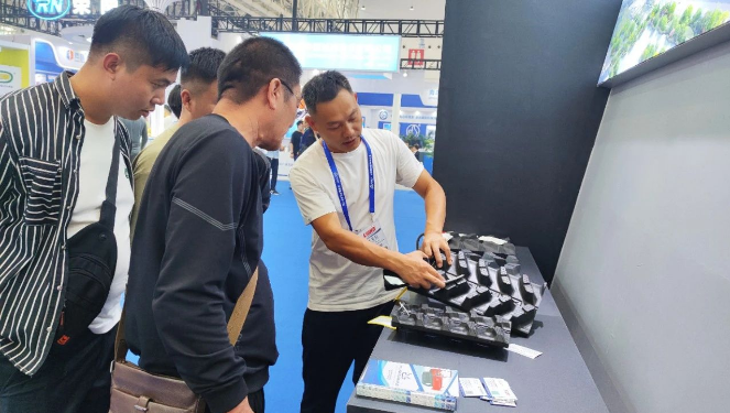 據(jù)悉，金利隆在橡膠履帶領(lǐng)域深耕已逾二十年，積累了豐富的經(jīng)驗(yàn)。他們建立了一整套完善的業(yè)務(wù)體系，包括橡膠配方研發(fā)、產(chǎn)品結(jié)構(gòu)設(shè)計(jì)、模具制造、組件加工以及柔性化生產(chǎn)。