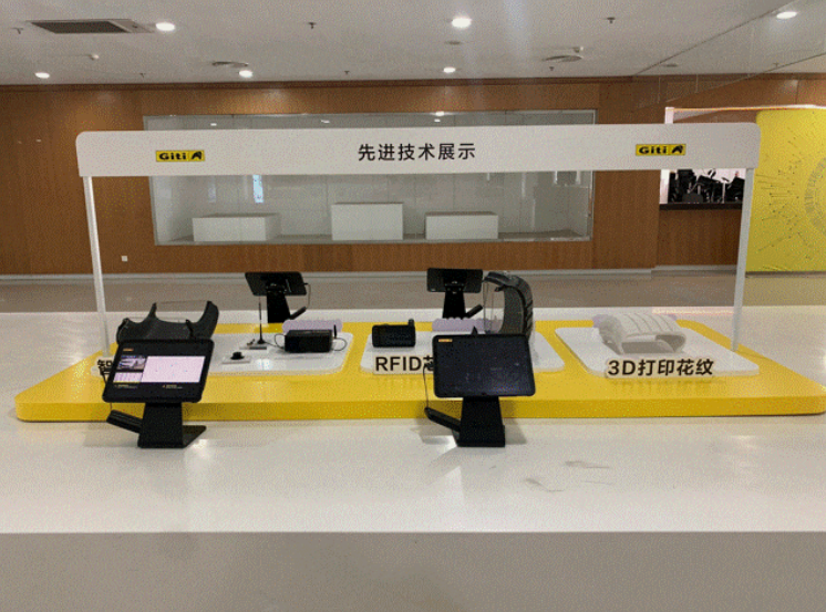 佳通輪胎在長城汽車的哈弗技術(shù)中心二樓展廳舉辦“佳通日”技術(shù)展會，旨在構(gòu)建更緊密的合作關(guān)系，提升服務(wù)質(zhì)量，并夯實雙方在未來市場的技術(shù)規(guī)劃和產(chǎn)品布局。這一活動為雙方提供了深入交流的機(jī)會，共同探討未來高質(zhì)量發(fā)展的途徑。