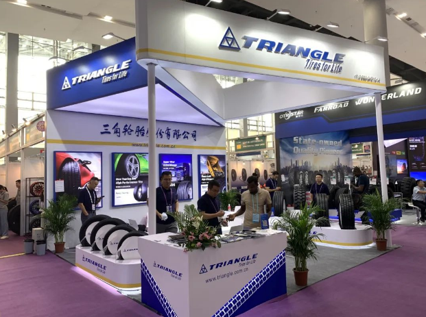 在三角輪胎的展位上，觀眾眼前呈現(xiàn)出各類產(chǎn)品琳瑯滿目，展現(xiàn)了該公司強大的研發(fā)實力和創(chuàng)新能力。這一展臺不僅吸引了大量來自獨聯(lián)體、中東非洲、美洲、東南亞等國家的客戶，更是引來了廣泛的矚目。