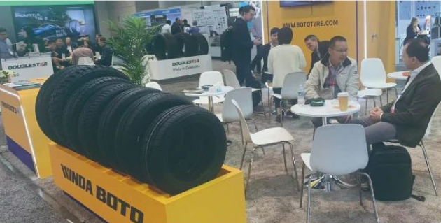 作為全球知名輪胎品牌，萬(wàn)達(dá)寶通輪胎一直在美國(guó)市場(chǎng)深耕多年，其產(chǎn)品在性能、質(zhì)量和技術(shù)創(chuàng)新方面具備顯著優(yōu)勢(shì)，完全滿(mǎn)足了美洲客戶(hù)的需求和喜好。因此，萬(wàn)達(dá)寶通輪胎的展位吸引了大批客戶(hù)前來(lái)交流和咨詢(xún)。