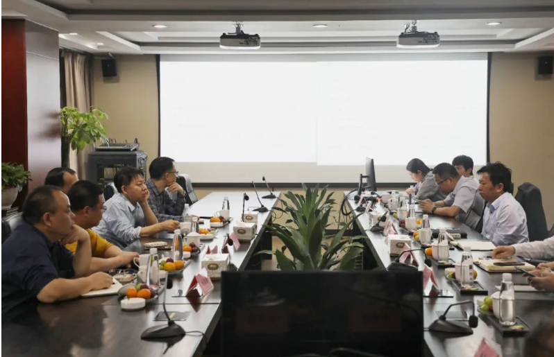 接下來，雙方深入討論了低氣味、低VOC密封條產(chǎn)品的開發(fā)，低動靜比耐老化減震材料開發(fā)，橡膠材料和金屬/塑料基材骨架的粘連性改善等技術(shù)難題，并與建新的技術(shù)團隊一同探討研究課題對實際生產(chǎn)技術(shù)的應用和提升，為建新提供了更多科研支持。