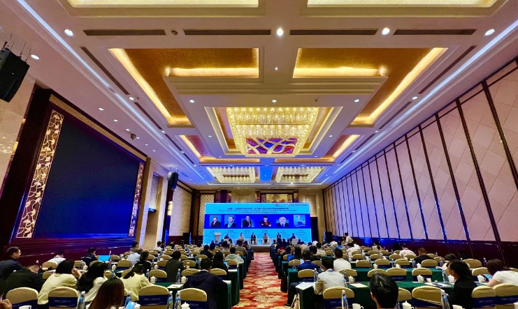 卡博特公司全球執(zhí)行副總裁、管理執(zhí)行委員會(huì)成員、全球高性能材料業(yè)務(wù)總裁、亞太區(qū)總裁朱戟受邀出席本次論壇。他在“跨國化工公司與化工園區(qū)CEO圓桌會(huì)”上分享了關(guān)于“化工企業(yè)如何與園區(qū)合作實(shí)現(xiàn)共同發(fā)展”的見解，同時(shí)，他還在“AICM專題會(huì)”擔(dān)任訪談主持人，與跨國公司高管與化工園區(qū)領(lǐng)導(dǎo)們進(jìn)行了精彩的對(duì)話，探討“新形勢下如何優(yōu)化布局，為外資化工企業(yè)在華發(fā)展創(chuàng)造更好環(huán)境”等話題。