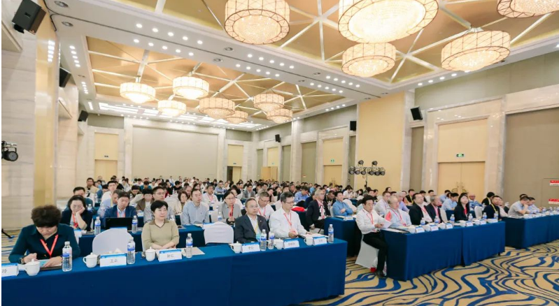 2023年合成橡膠行業(yè)發(fā)展大會暨專家委員會會議于2023年10月30日—11月1日在山東省青島市圓滿召開，來自100余家企業(yè)的近200名代表參加此次會議。中國合成橡膠工業(yè)協(xié)會會長梁愛民、名譽會長胡杰、監(jiān)事長齊潤通，以及副會長莊毅、龔光碧、姜朝陽和秘書長李迎等協(xié)會領(lǐng)導出席會議，李迎秘書長主持了會議。  此次大會由上海期貨交易所聯(lián)合主辦，國家橡膠與輪胎工程技術(shù)研究中心、上海好運物流有限公司、天津利安隆新材料股份有限公司等單位協(xié)辦。