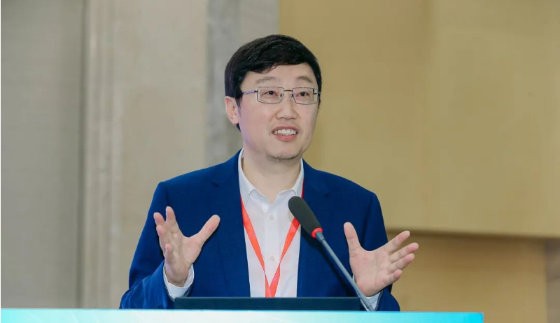 專家委員會會議由協(xié)會秘書長李迎主持，專家委員會主任張立群院士對協(xié)會專家委員會的工作結(jié)構(gòu)和專家力量的協(xié)同作用給予高度評價，同時提出了關(guān)于產(chǎn)學研用深度融合以及合成橡膠行業(yè)高質(zhì)量發(fā)展方向的建議。