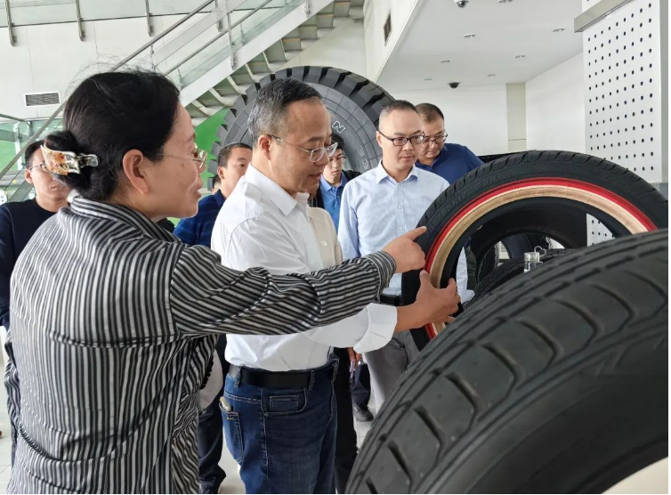 大會還組織了參會代表參觀賽輪青島智能工廠，了解了輪胎工廠的信息化智能化運營模式。這次會議為合成橡膠行業(yè)的發(fā)展提供了一個廣泛交流和學習的平臺，必將推動行業(yè)的不斷發(fā)展和創(chuàng)新。