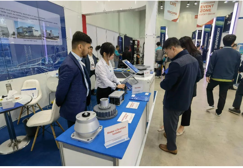 時(shí)代新材的項(xiàng)目團(tuán)隊(duì)在參展期間還積極學(xué)習(xí)了同行業(yè)的最新趨勢，深入其他展位參觀，以掌握軌道交通領(lǐng)域的前沿理念、先進(jìn)技術(shù)、創(chuàng)新成果、行業(yè)標(biāo)準(zhǔn)和動(dòng)態(tài)，為滿足國際市場需求、解決客戶難題以及優(yōu)化平臺(tái)化服務(wù)提供了寶貴的借鑒。