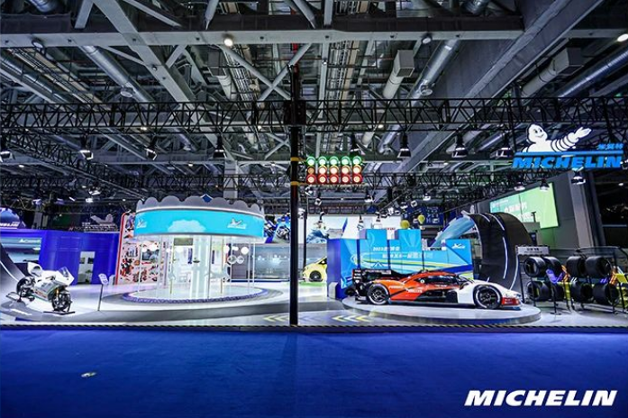 米其林還在展會上展示了UPTIS免充氣輪胎，這是一種無需填充壓縮空氣的輪胎，可提高物流車隊的運營效率，降低運營成本。此外，米其林的兩輪產(chǎn)品也備受關(guān)注，適用于不同路況的騎行需求。