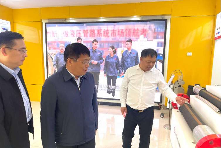 揭牌儀式結(jié)束后，王新會(huì)一行在董事長趙洪亮的陪同下，前往利通科技的產(chǎn)品展廳進(jìn)行了深入調(diào)研，詳細(xì)了解了公司的科研創(chuàng)新情況。他鼓勵(lì)利通科技繼續(xù)發(fā)揮自身優(yōu)勢，持續(xù)進(jìn)行科研創(chuàng)新。王新會(huì)還參觀了利通科技的科研基地和生產(chǎn)車間，以更深入了解公司在超高壓流體技術(shù)應(yīng)用和市場拓展方面的工作，鼓勵(lì)公司在凝聚科技人才、促進(jìn)自主創(chuàng)新、激發(fā)創(chuàng)造活力等方面發(fā)揮更大的作用，為液壓科技產(chǎn)業(yè)的高質(zhì)量發(fā)展貢獻(xiàn)力量。