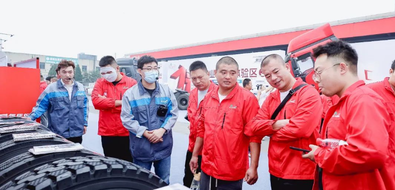 在接下來的環(huán)節(jié)中，中策橡膠銷售公司副總經(jīng)理丁雨波為六大品牌全國新銳10強門店頒發(fā)了獎項。會上，來自工廠的專家和最強新銳冠軍門店代表也發(fā)表了演講，分享了他們的經(jīng)驗和方法。