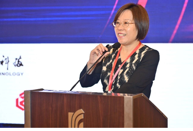 中國橡膠工業(yè)協(xié)會會長徐文英在會上致辭，表達(dá)了對賽象集團(tuán)創(chuàng)始人張芝泉老先生創(chuàng)業(yè)精神的敬意，和對賽象未來發(fā)展的良好祝愿。  徐文英在致辭中表示，中國輪胎排名的一個重要意義，是用數(shù)據(jù)記載輪胎企業(yè)的發(fā)展變遷，給大家以啟迪和思考。盡管國內(nèi)輪胎企業(yè)在與國際巨頭的競爭中還有一段路要走，但她強(qiáng)調(diào)，要從五個方面分析當(dāng)前的盈利因素，警示許多有利因素正在發(fā)生變化，需要謹(jǐn)慎看待明年的市場形勢。