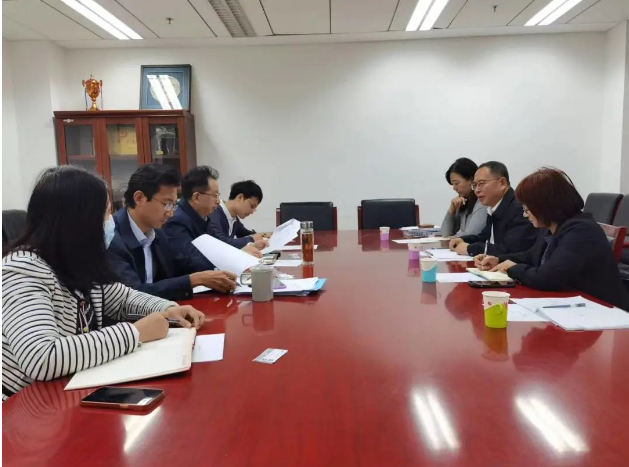 中國塑協(xié)理事長王占杰攜帶秘書長焦紅文、副秘書長兼經(jīng)濟合作部主任賈寧以及辦公室主任劉曉慧，于2023年11月2日拜會了工信部消費品工業(yè)司司長何亞瓊，雙方就推動塑料制品行業(yè)高質(zhì)量發(fā)展進行了深入座談交流。