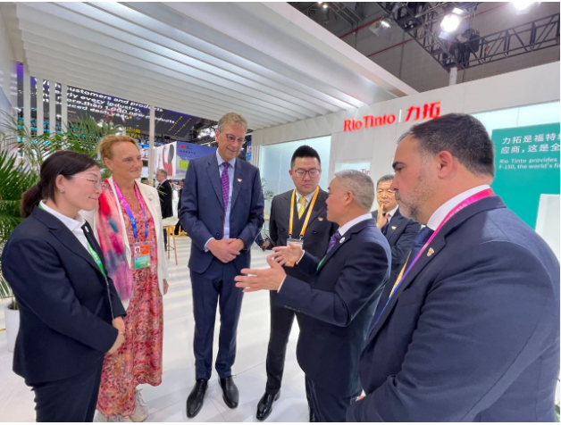 此外，雙方還探討了ESG(環(huán)境、社會(huì)、公司治理)戰(zhàn)略的實(shí)踐。包志方對近期石道成親自前往貴州畢節(jié)，深入調(diào)研力拓在該地區(qū)的ESG項(xiàng)目表達(dá)了欽佩之情。通過向力拓學(xué)習(xí)優(yōu)異的ESG踐行方案，寶通公司在今年3月發(fā)布了全新的ESG戰(zhàn)略目標(biāo)，聚焦于“綠色共治、價(jià)值共創(chuàng)、穩(wěn)健共信”三個(gè)方面，并已著手實(shí)施。在力拓的見證下，寶通還與加拿大原住民展開深入合作，并宣布了全球社區(qū)公益基金，正式啟動(dòng)全球業(yè)務(wù)所在地社區(qū)關(guān)系運(yùn)營。