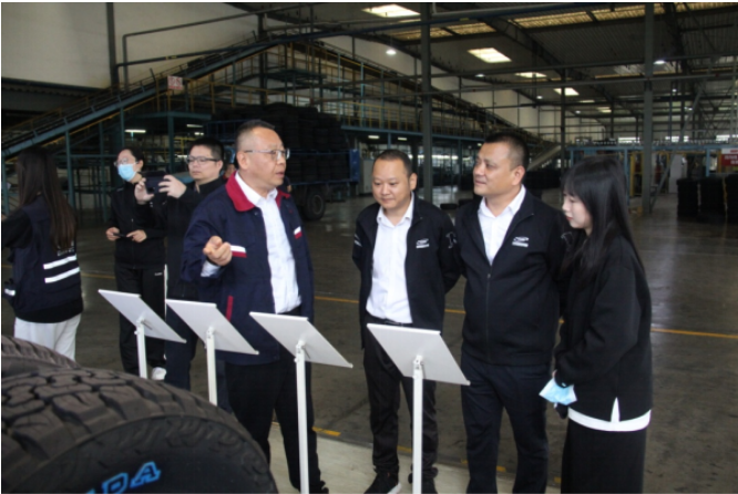 當(dāng)天上午，銘泰集團(tuán)的高層代表在海大集團(tuán)黨委書(shū)記、董事長(zhǎng)向春東以及總經(jīng)理李貞延的陪同下參觀了海大集團(tuán)的工廠和精品展示區(qū)，深入了解了輪胎生產(chǎn)過(guò)程以及新產(chǎn)品。雙方在參觀過(guò)程中進(jìn)行了深入交流，討論了海大集團(tuán)的產(chǎn)品研發(fā)、新技術(shù)、新項(xiàng)目以及未來(lái)合作的可能性。