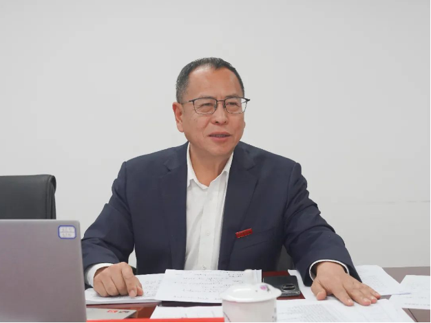 王占杰理事長在總結(jié)發(fā)言中首先介紹了我國塑料加工業(yè)前三季度的經(jīng)濟運行情況。盡管面對復雜嚴峻的國際環(huán)境和需求不足，我國塑料加工業(yè)仍在努力應對，總體呈現(xiàn)出穩(wěn)步恢復向好的態(tài)勢。前三季度，各項經(jīng)濟運行指標普遍好于預期，塑料制品產(chǎn)量持續(xù)增加，利潤率呈上升趨勢，出口同比降幅收窄。我國塑料加工業(yè)具有巨大的潛力和韌性，發(fā)展穩(wěn)定，長期向好的基本面仍然堅實。