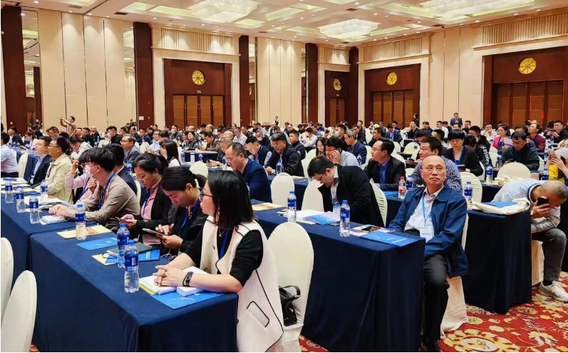 報(bào)告會(huì)現(xiàn)場(chǎng)演講精彩，座無(wú)虛席