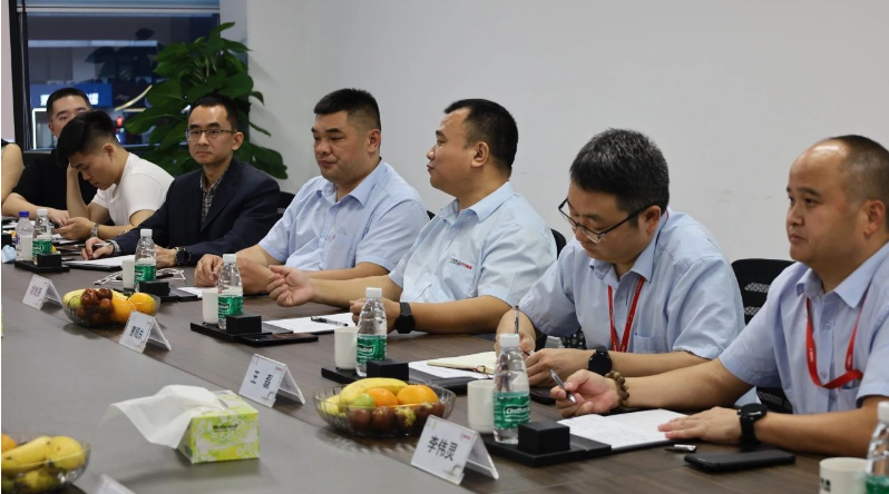 中國橡膠工業(yè)協(xié)會副會長雷昌純對萬力輪胎近三年來取得的卓越成就表示贊賞，并鼓勵萬力輪胎在產(chǎn)品研發(fā)創(chuàng)新方面繼續(xù)努力，以實現(xiàn)更大的發(fā)展。秘書長車永興表達了對萬力輪胎的濃厚興趣，并熱烈歡迎各方代表參加即將于11月9至11日在東莞舉行的中橡協(xié)營銷工作委員會會員大會。會議將圍繞“數(shù)字化助力運營管理、前置倉管理、輪胎與汽車后市場的整合運營、企業(yè)核心發(fā)展戰(zhàn)略”等議題展開分享和交流。