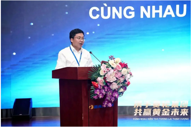 日前，賽輪集團(tuán)2023年度越南TBR優(yōu)秀經(jīng)銷商大會召開，來自越南的120多位TBR經(jīng)銷商伙伴參加。會議以“攜手賽輪集團(tuán) 共贏黃金未來”為主題，國家橡膠與輪胎工程技術(shù)研究中心主任、賽輪集團(tuán)名譽(yù)董事長袁仲雪出席并致辭。