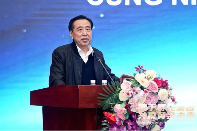 袁仲雪在講話中強(qiáng)調(diào)，越南工廠對于賽輪集團(tuán)全球化戰(zhàn)略具有重要戰(zhàn)略意義，也是中國輪胎企業(yè)“走出去”的第一座海外工廠，更是目前世界上最大的輪胎單體工廠之一，其戰(zhàn)略意義不言而喻。他表示，賽輪在越南建立了完整的產(chǎn)業(yè)鏈，包括研發(fā)、生產(chǎn)、銷售等，將更好地為全球用戶提供服務(wù)。他期待在大家的共同努力下，把越南打造成為賽輪全球化戰(zhàn)略的標(biāo)桿和范本。