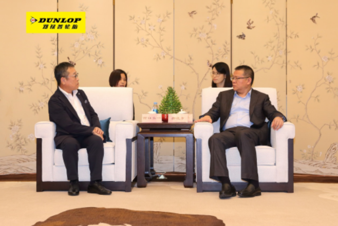 今年以來，住友橡膠中國的母公司，住友橡膠工業(yè)株式會社的高層頻繁訪華。10月，住友橡膠總部重量級領(lǐng)導(dǎo)代表董事、專務(wù)執(zhí)行董事西口豪一，前往常熟進(jìn)行為期三天的工作考察?？疾炱陂g，蘇州市委常委兼副市長唐曉東精心安排了接待和交流活動，與西口豪一一同出席的還有常熟市委書記周勤第和常熟市委副書記兼市長秦猛。