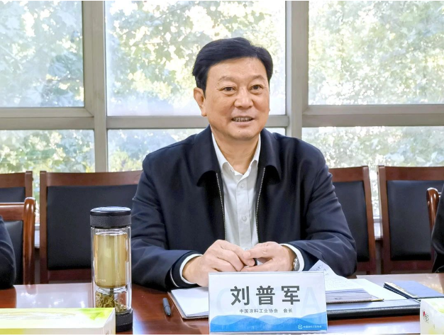 中國涂料工業(yè)協會會長劉普軍在北京會見了江西省涂料行業(yè)協會會長潘白日一行。雙方就如何促進江西省涂料行業(yè)的發(fā)展以及未來中國涂料工業(yè)協會與地方涂協的合作等問題展開了深入交流。