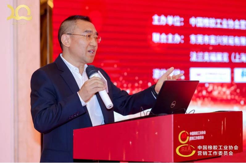 接下來，上一任中橡協(xié)副會長兼營銷工委理事長朱仁恩做近一年主要工作報告。同時寄語新一屆理事會團結(jié)一心，共同努力，開辟中國輪胎經(jīng)銷商行業(yè)新局面。