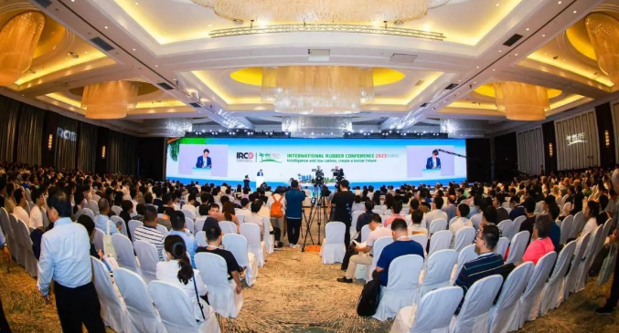 2023年國(guó)際橡膠會(huì)議(IRC2023)于11月7-9日在?？诔晒εe辦。本次會(huì)議的主題是“智能低碳，共創(chuàng)美好未來(lái)”(Intelligence and low carbon, create a better future)。由中國(guó)化工學(xué)會(huì)、中國(guó)化工學(xué)會(huì)橡膠專(zhuān)業(yè)委員會(huì)、中國(guó)化工學(xué)會(huì)橡塑綠色制造專(zhuān)業(yè)委員會(huì)聯(lián)合主辦，來(lái)自全球約20個(gè)國(guó)家和地區(qū)的近千位嘉賓和代表共同參與了這一盛會(huì)。三角輪胎股份有限公司也受邀參加此次盛會(huì)和同期舉辦的展會(huì)。